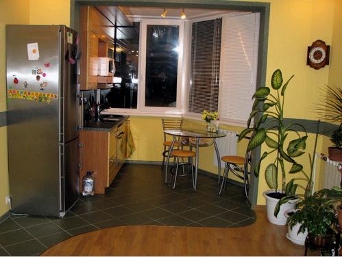 Diseño de cocina con balcón (36 fotos): combinando, transfiriendo el área de comedor, creando un jardín, despensa