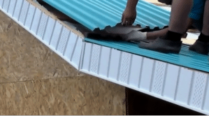 Cómo cubrir adecuadamente el techo con cartón corrugado con sus propias manos: instrucciones detalladas de la foto