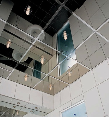 Diseño de una cocina estrecha (33 fotos): características del espacio debajo de la ventana, iluminación y decoración del techo.
