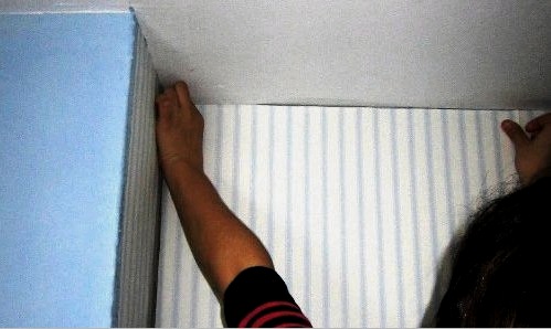 ¿Cómo pegar papel tapiz en las esquinas sin pliegues traicioneros?