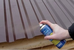 Cómo cubrir adecuadamente el techo con cartón corrugado con sus propias manos: instrucciones detalladas de la foto