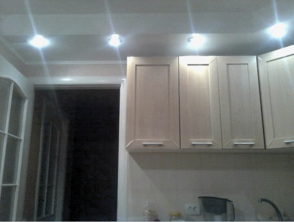 Cómo implementar la iluminación en la cocina: 4 consejos para elegir y colocar lámparas