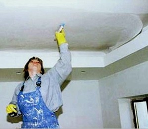 Pegar papel tapiz en el techo (33 fotos). Características del uso de revestimientos líquidos y no tejidos.