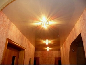 Reparación del corredor en Jruschov (39 fotos): techo, iluminación, paredes y espejos