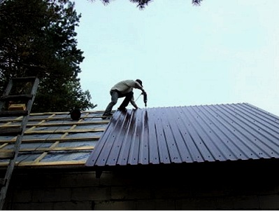 Reparación de techo de garaje. Tipos de techos y materiales para techos. Estructuras planas e inclinadas de una sola pendiente. Materiales sólidos para techos
