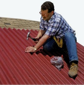 Reparación del techo de una casa privada: reparación o reemplazo de techos de pizarra, revestimientos de materiales blandos, tejas metálicas.