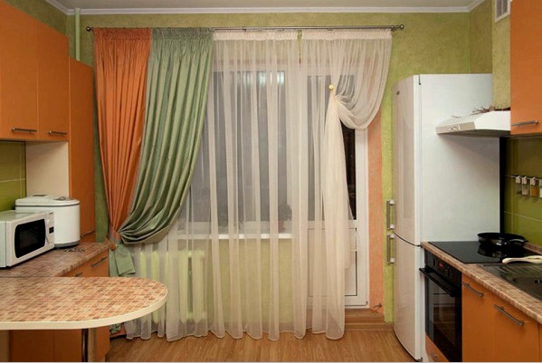 Diseño de cortinas para la cocina (36 fotos): cortinas de luz, enrolladas, romanas, austriacas, clásicas y de bambú.