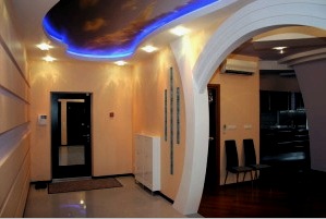 Reparación de un pasillo en una casa de paneles (57 fotos): diseño, zonificación, iluminación y materiales de acabado.