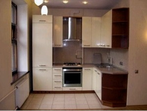 Reparación de una cocina pequeña (39 fotos): piso, elección de papel tapiz y decoración del techo