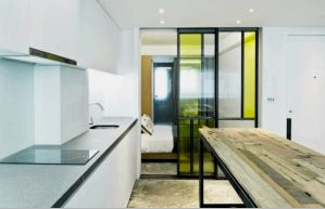 Mamparas de vidrio en el apartamento: ventajas, características y 4 colores.