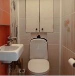 Reparación de un inodoro en Jruschov (45 fotos): reemplazo de comunicaciones y un inodoro, acabado del piso y las paredes