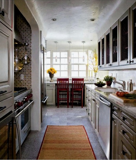 Diseño de una cocina estrecha (33 fotos): características del espacio debajo de la ventana, iluminación y decoración del techo.