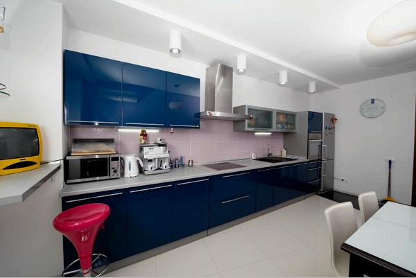 El interior de la cocina en el apartamento (42 fotos): elección de diseño, diseño con calentador de agua a gas, diseño de color