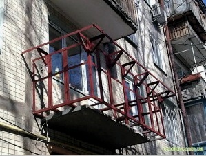 Reparación de un balcón en Jruschov (36 fotos): disposición del marco, instalación de ventanas de PVC, decoración exterior e interior, aislamiento