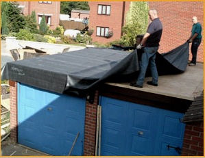 Reparación de techos de garaje: el uso de materiales en rollo y láminas.