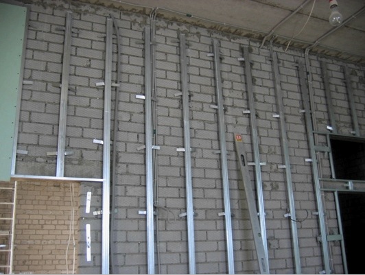 Dispositivo de marco para paneles de yeso. Accesorios y herramientas. Preparación de paredes y fijación de perfiles. Montaje en techo. Características del torneado