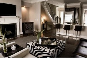 Interior elegante de la sala de estar (33 fotos): elección de diseño, características de estilo marino