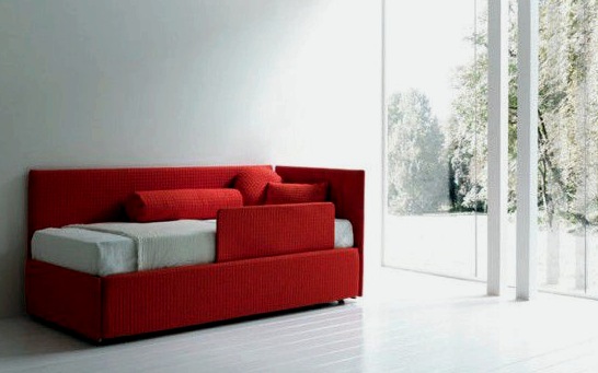 Sofá en el dormitorio en lugar de una cama: una descripción general de diseños, rellenos y accesorios