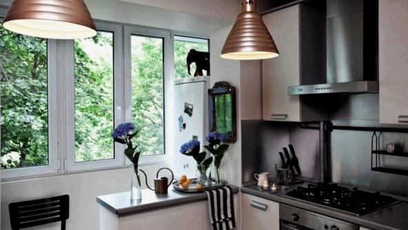 Diseño de una pequeña cocina en Khrushchev: fotos de los interiores de cocinas pequeñas y la opción de instalar un refrigerador.