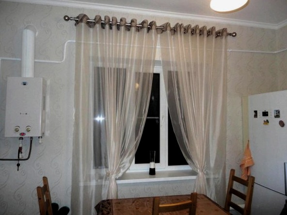 Diseño de una pequeña cocina con ventana: cómo decorar una ventana para aumentar el espacio.