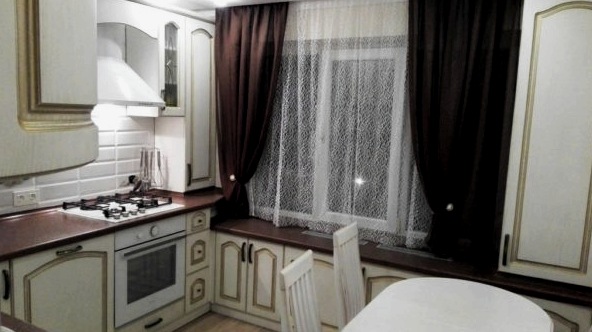 Diseño de una pequeña cocina con ventana: cómo decorar una ventana para aumentar el espacio.