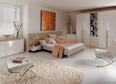 Dormitorio blanco brillante: más espacio y luz