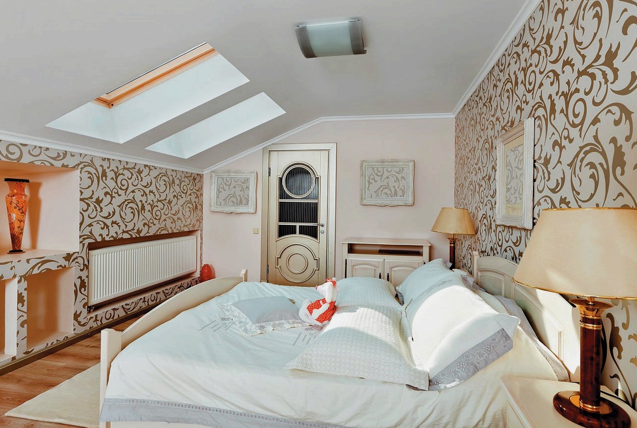 Diseño de un dormitorio en el ático: detalles de construcción, decoración y disposición.
