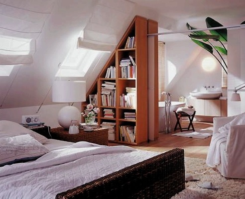 Diseño de un dormitorio en el ático: detalles de construcción, decoración y disposición.