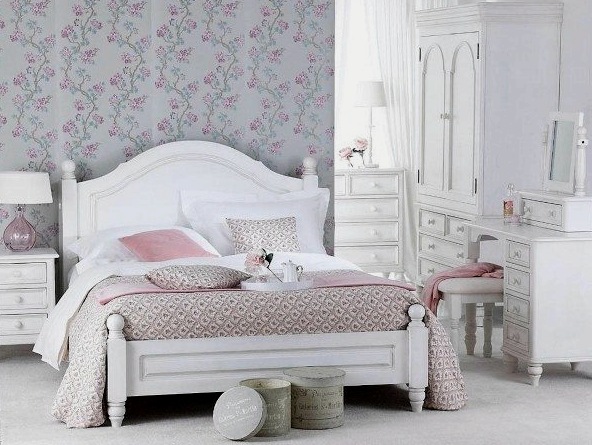 Diseño de dormitorio en colores claros: blanco deslumbrante y beige suave