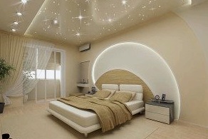 Diseño de dormitorio en colores claros: blanco deslumbrante y beige suave
