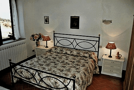 Sofá en el dormitorio en lugar de una cama: una descripción general de diseños, rellenos y accesorios