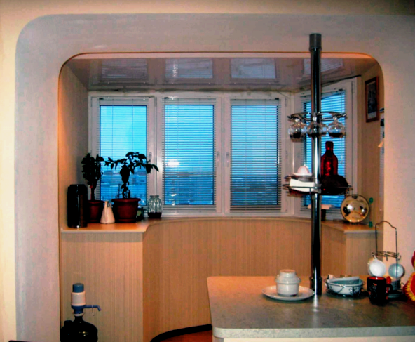 Diseño de una pequeña cocina en Khrushchev: fotos de los interiores de cocinas pequeñas y la opción de instalar un refrigerador.