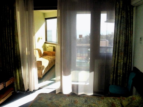Diseño de dormitorio con balcón.