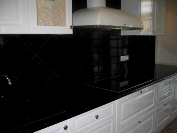 Características de una cocina blanca con encimera negra.