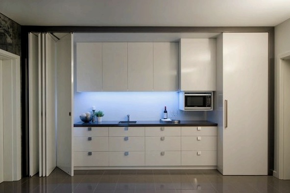 Cocina modular integrada en un nicho: diseño de interiores.