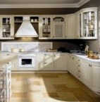 Características de una cocina blanca con encimera negra.