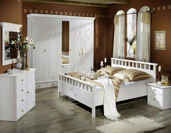 El dormitorio blanco es una gran opción para los amantes de la limpieza, la positividad y la frescura.