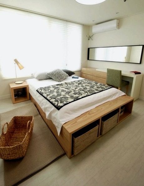 Interior de un dormitorio pequeño: elección de muebles y una combinación de colores general.