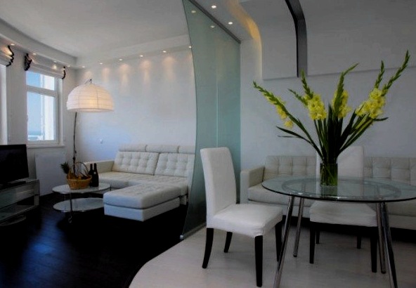 Interior de la sala de estar del dormitorio: diseño espectacular y moderno de un apartamento tipo estudio