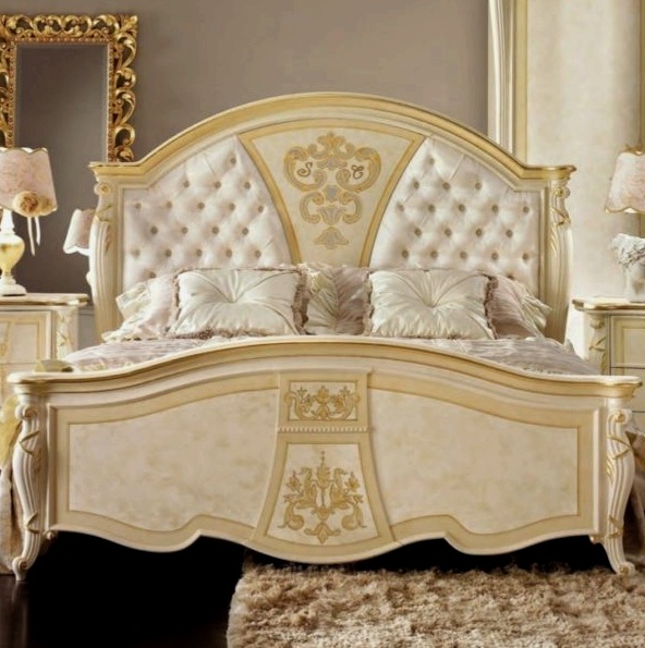 Dormitorios de lujo italianos: una descripción general de conjuntos de muebles y textiles