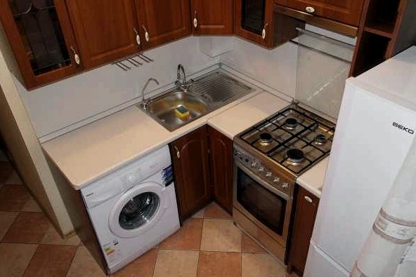 Cómo esconder una lavadora en una cocina pequeña: ejemplos de fotos y videos