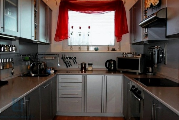 Cómo crear un diseño de una cocina pequeña con un área de 5 metros cuadrados: ejemplos de fotos y recomendaciones