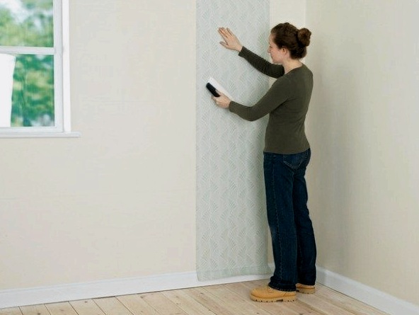 Que papel tapiz pegar en el dormitorio: consejos útiles