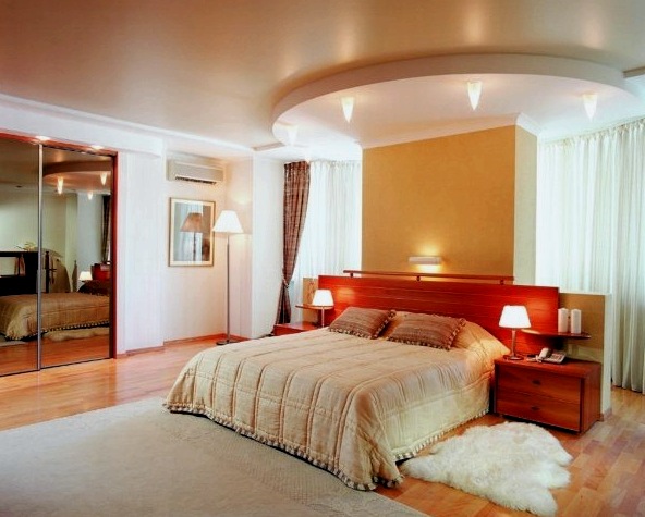¿Cuál es el mejor techo en el dormitorio de un apartamento de un edificio residencial?