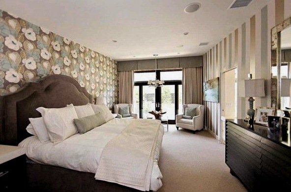 La combinación de papel tapiz en el dormitorio: opciones para acabados modernos.
