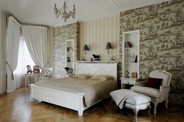 La combinación de papel tapiz en el dormitorio: opciones para acabados modernos.