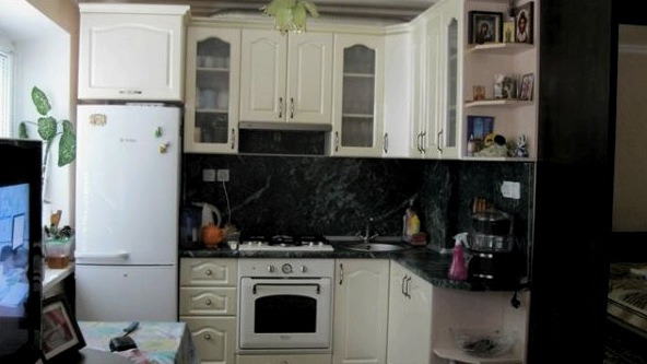 Dónde colocar el refrigerador correctamente en una cocina pequeña: soluciones estándar y no estándar