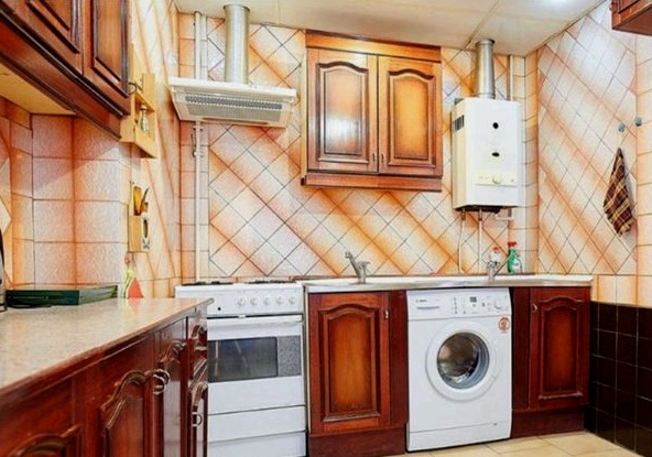 Reparación y diseño de una cocina en Jruschov con calentador de agua a gas.