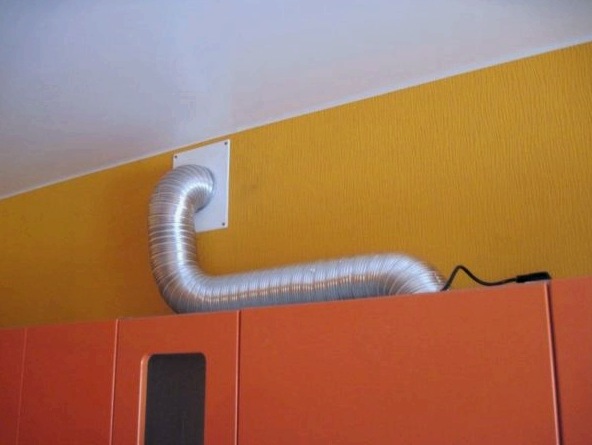 Variedad y métodos de instalación de conductos de aire para campanas en la cocina.