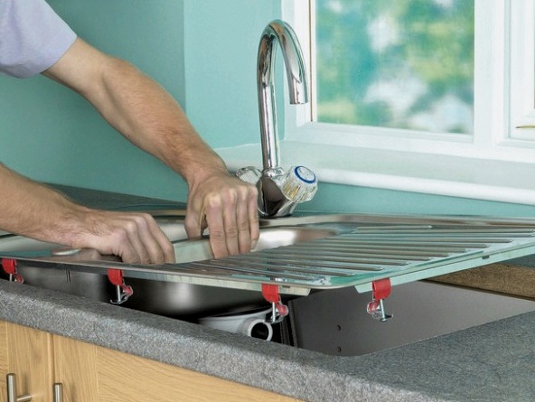 ¿Cómo se instala un fregadero empotrado de acero inoxidable en una cocina?